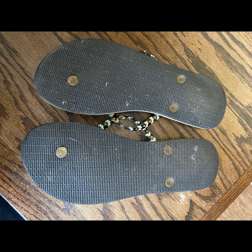 Vera Bradley sandals! Size 9-10. Gorgeous pattern! - Picture 3 of 4